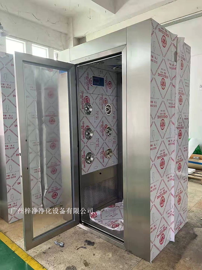 風淋室的主要功能是通過高速氣流將塵埃和污物吹離工作人員的衣物和身體，從而確保進入潔凈室的環境符合規定的潔凈度標準。
