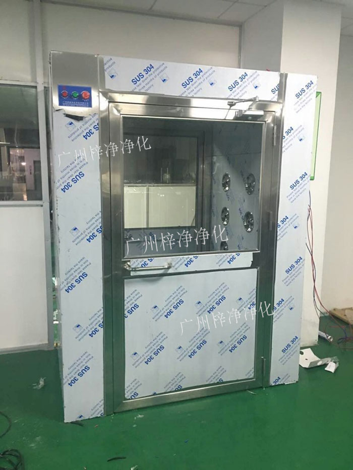 防爆風淋室是指風淋室的電機、指示燈、照明燈、接線管必須嚴格按照防爆標準