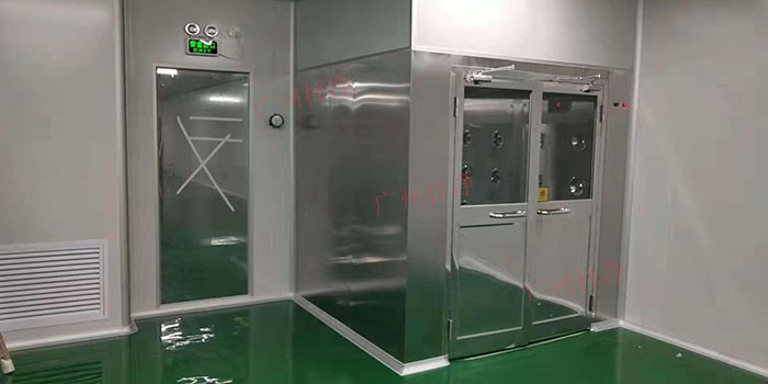 風(fēng)淋室能夠快速凈化進(jìn)入潔凈室的人員，縮短凈化時間，提高生產(chǎn)效率。