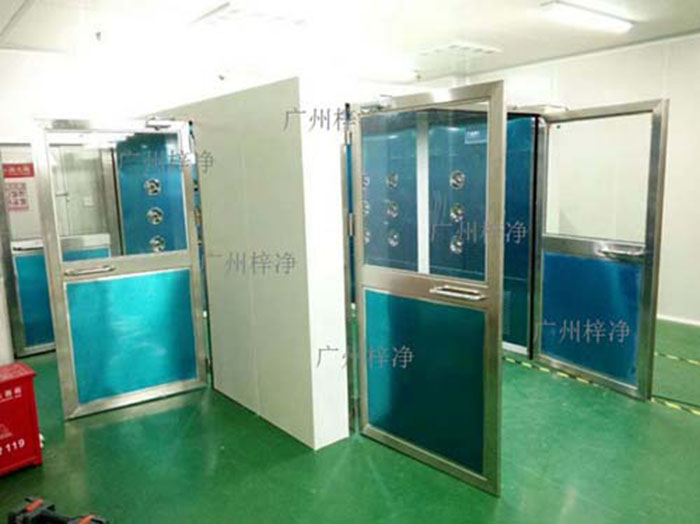 門體與風淋室或貨淋室內部的電氣系統要正確連接，確保門體開啟時，風機能夠自動啟動。