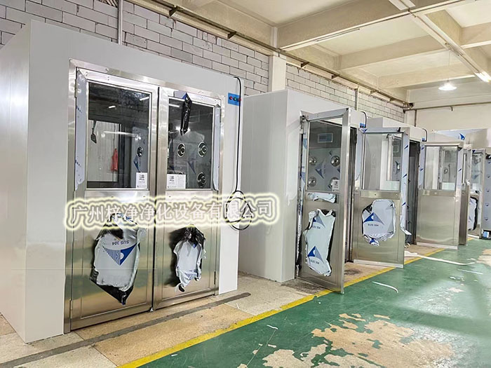 風(fēng)淋室的主要功能是通過強(qiáng)制的氣流作用